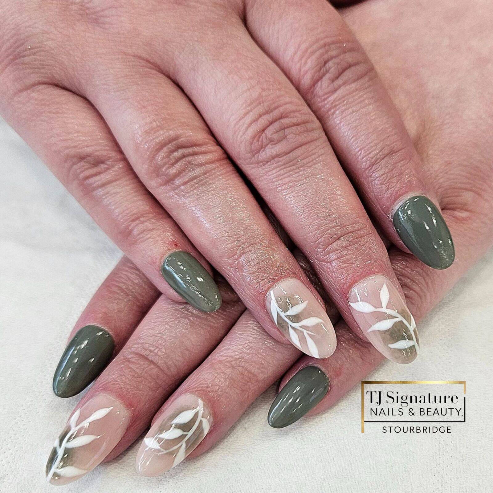 Ready for a fabulous nail look? Gel bond extensions provide the perfect blend of strength and style for nails that will last.✨️