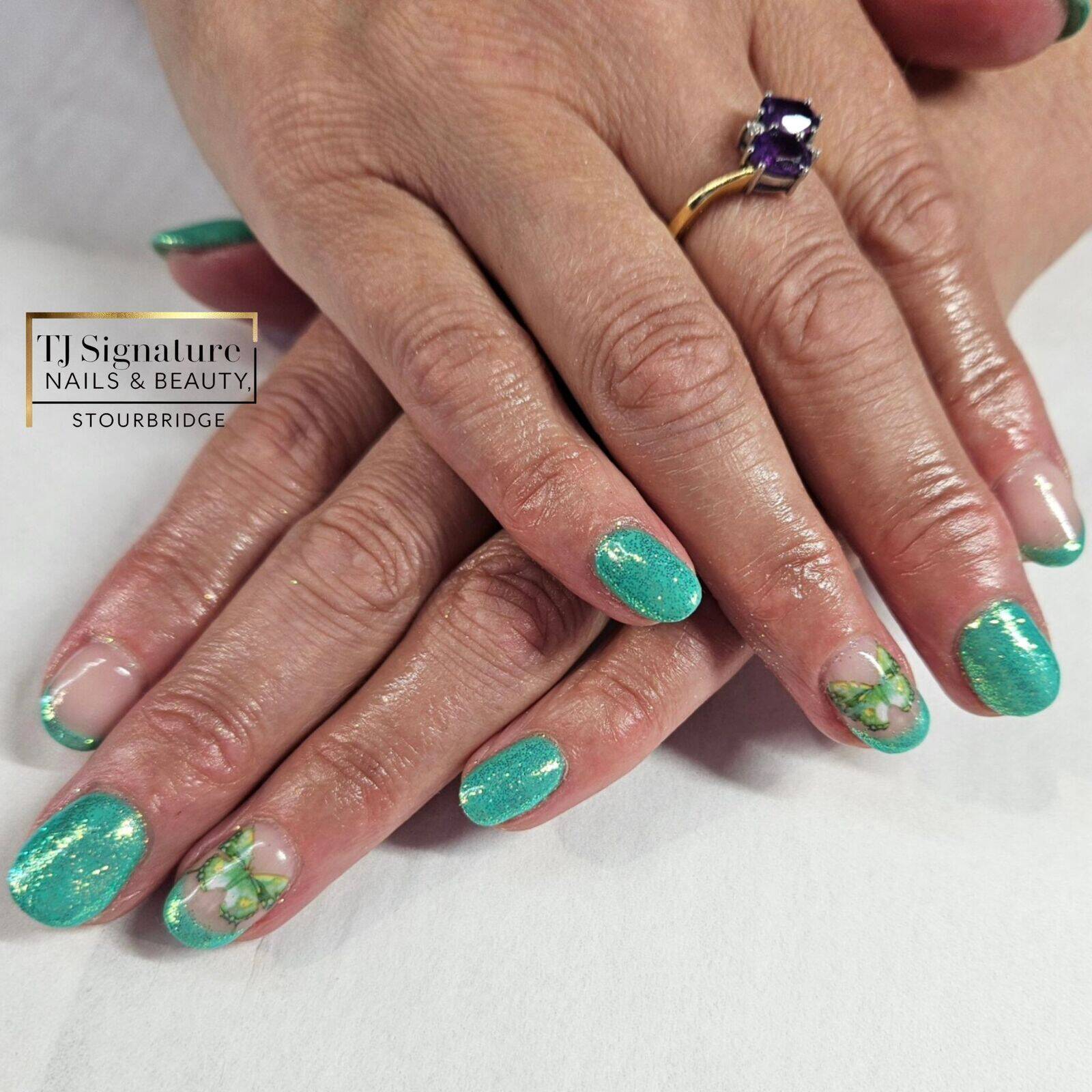 Warning: May attract good luck and fortune.🍀 Using Gelish 'Unwind with me' & Magpie 'bell' glitter ✨️