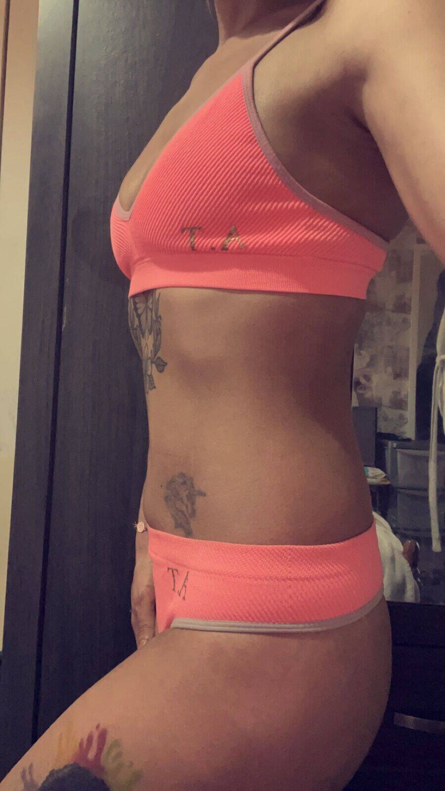 Gorgeous golden glowing girl ☀️🍑