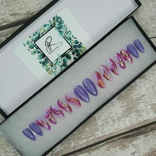 Custom press on nails £20