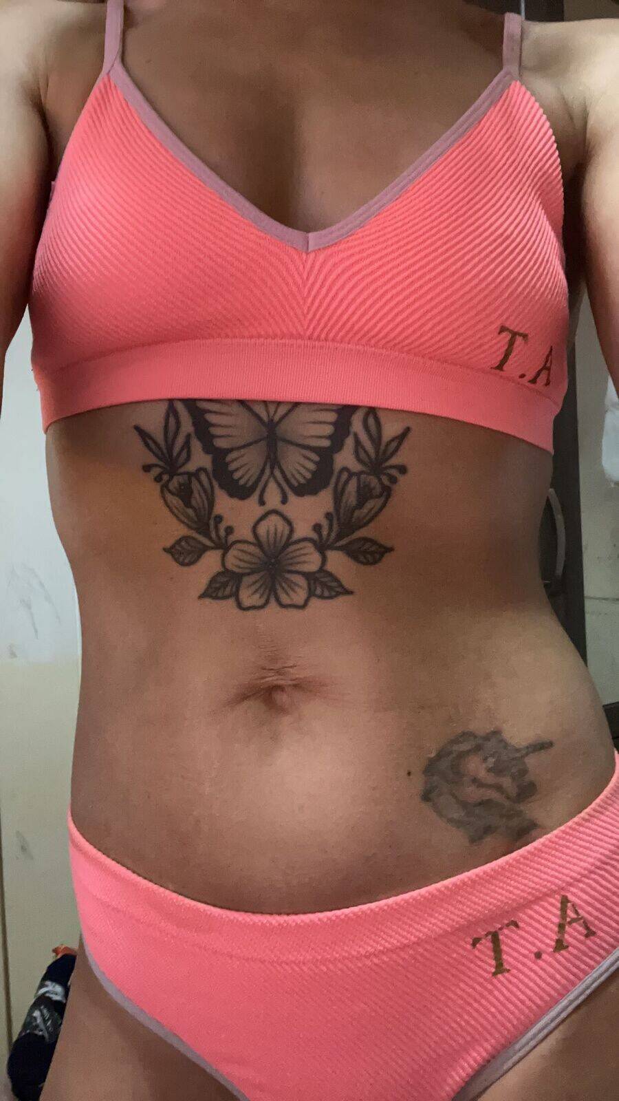 Golden glow all year round with our luxury spray tanning service 😍