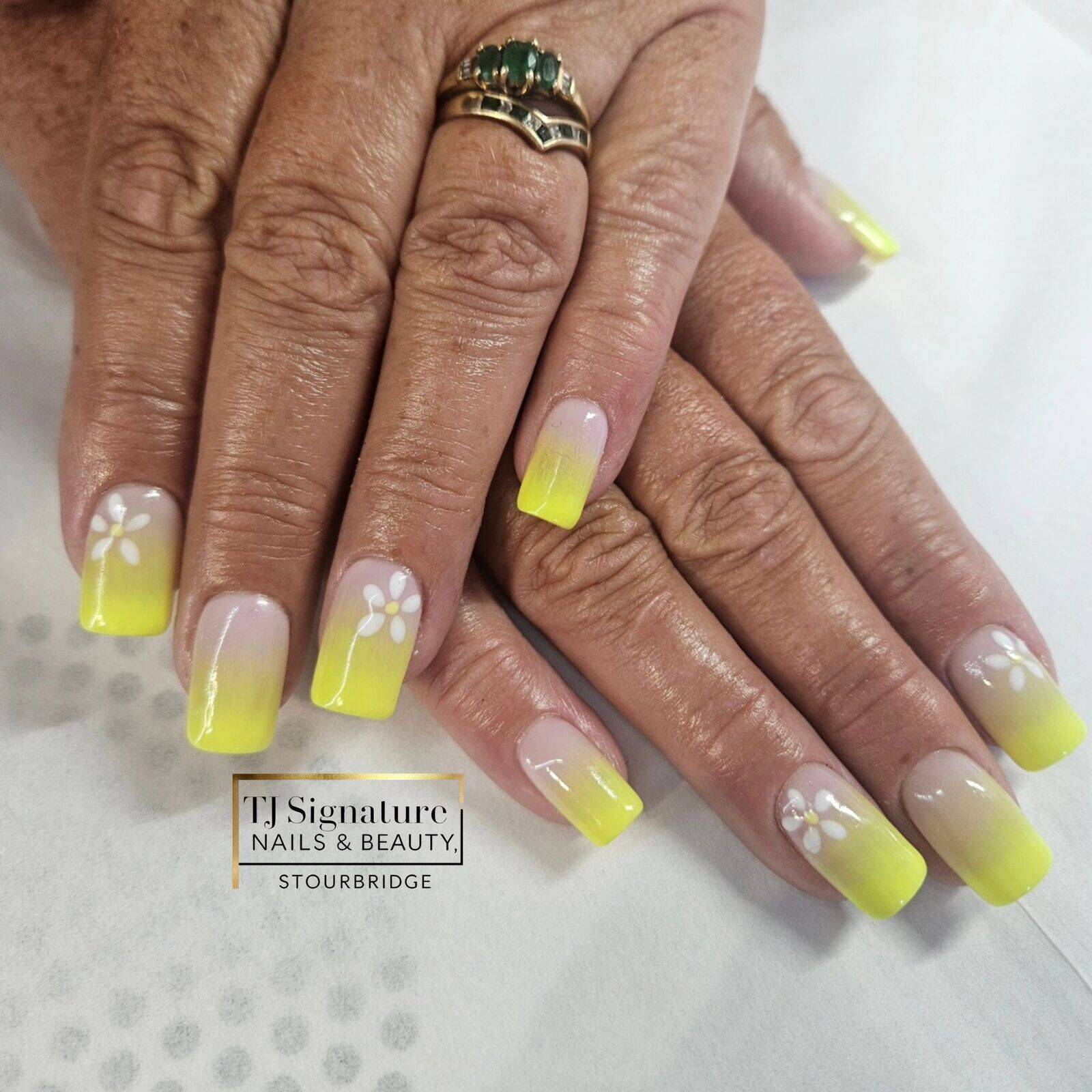 Neon yellow ombre with daisies over gel bond extensions 🌼