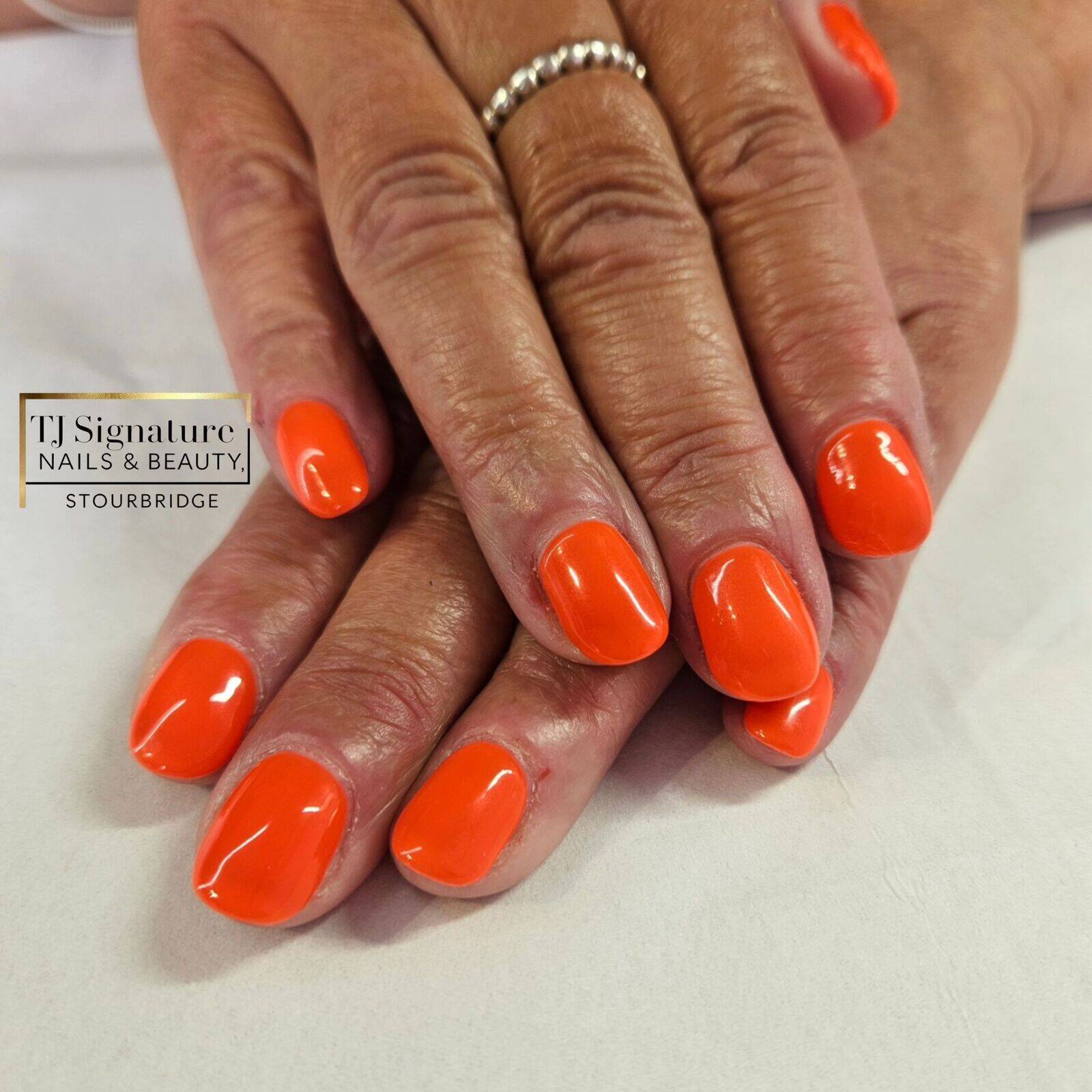 Orange you obsessed? 🧡 Using Gelish 'Tiki tiki laranga'