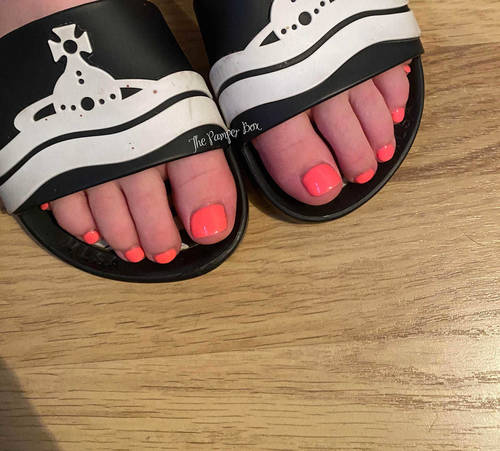 Gorgeous summer toes!! Love a beautiful  bright coral xx