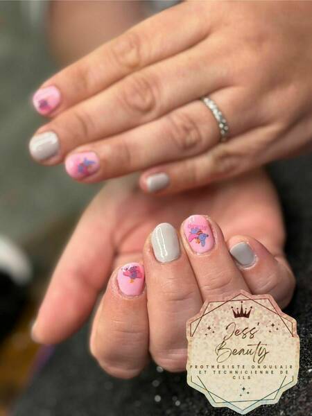 Vernis demi-permanent avec déco Dumbo